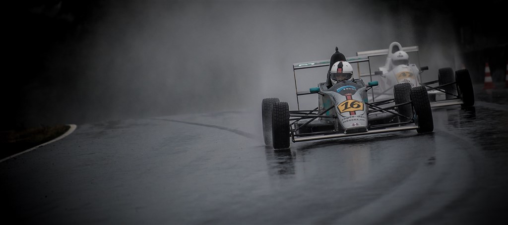 Martin Harritz og Mads Hoe leverede sæsonens hidtil flotteste fight i regnen
(Foto: Renault Formel 4 DK)
